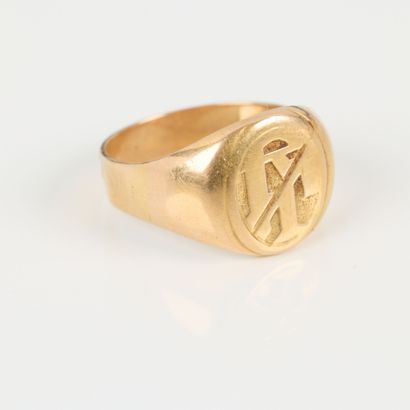 Gold signet ring numbered RT. Worn. 5,58...