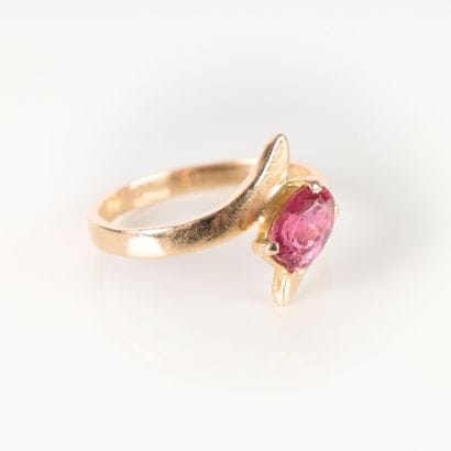 Pink gold ring (750‰), set with an oval pink...