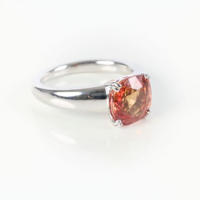 White gold ring (750‰), set with a cushion-cut...