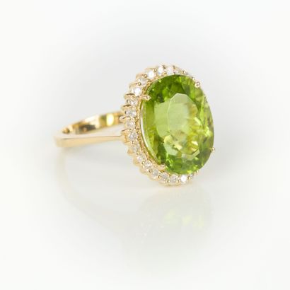 Gold ring (750‰) set with an oval peridot...