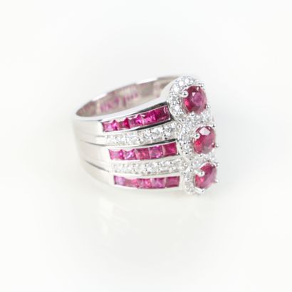 Important white gold (750‰) band ring, set...