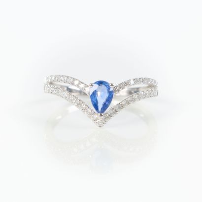 White gold ring (750‰) set with a pear-cut...
