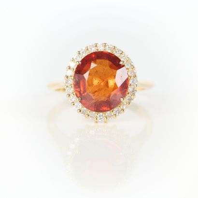 Gold ring (750‰) set with an oval spessartite...