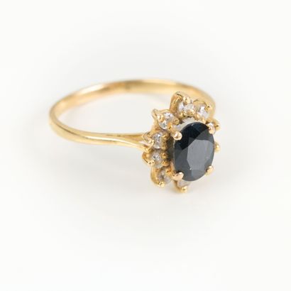 Gold (750‰) daisy ring, set with an oval-cut...