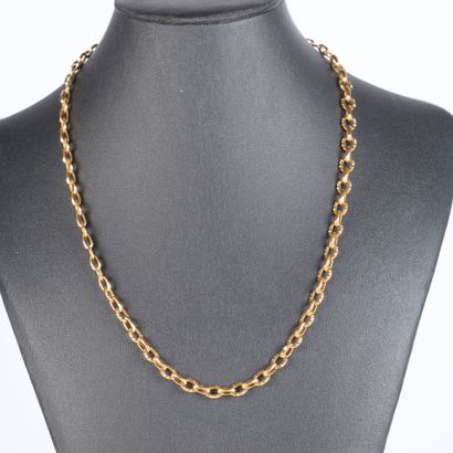 Oval-link gold chain (damaged clasp) Length:...