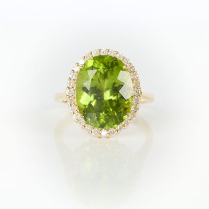 Gold ring (750‰) set with an oval peridot...