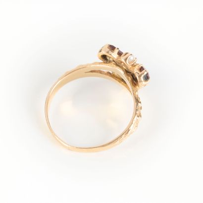 Gold ring set with 3 oval garnets (?) and...