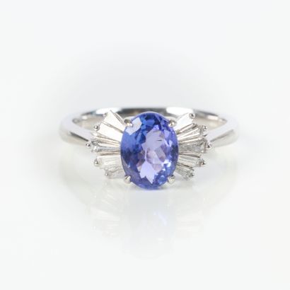 White gold ring (750‰) set with an oval-cut...