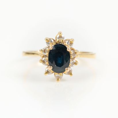 Gold (750‰) daisy ring, set with an oval-cut...