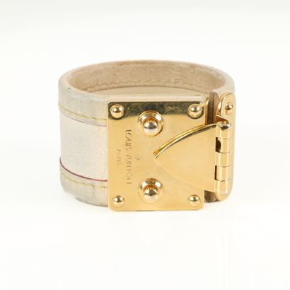LOUIS VUITTON. Cream grained leather 