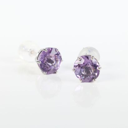 Pair of white gold (750°/) earrings, each...