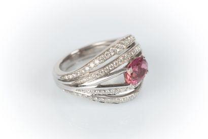 White gold ring set with an oval-cut pink...