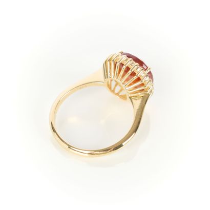 Gold ring (750‰) set with an oval spessartite...