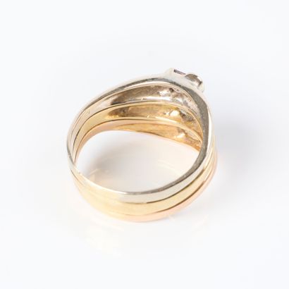 Three-tone gold ring (750‰), 3 joncs set...