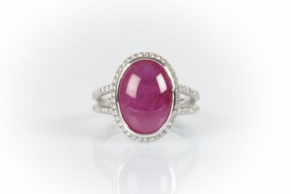 White gold ring set with an oval-cut cabochon...