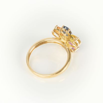 Gold (750‰) flower ring set with a round...