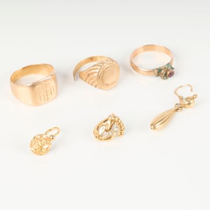 Gold jewelry set: 2 signet rings, 2 earrings....