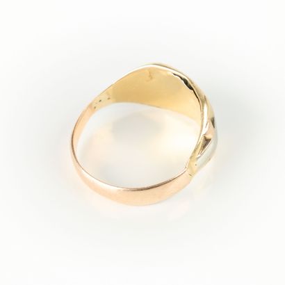 Chevalière in three-tone gold (750‰), figured....