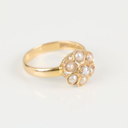 Yellow gold ring with pearl daisy design....