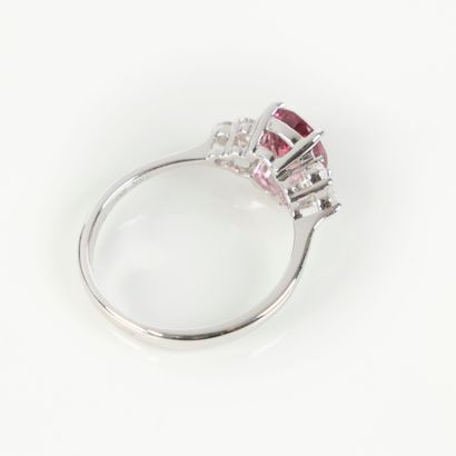 White gold ring (750‰) set with an oval-cut...