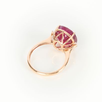 Pink gold ring (750‰) set with a cushion...