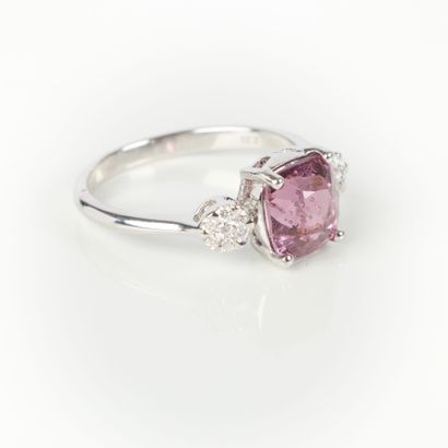 White gold (750‰) ring set with a natural...