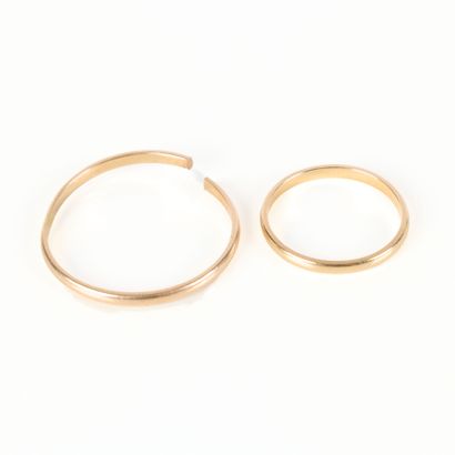 2 gold wedding rings, one cut. 3.89 g. 18...
