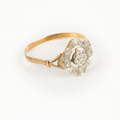 Rosette ring in two-tone gold (750‰). TDD...