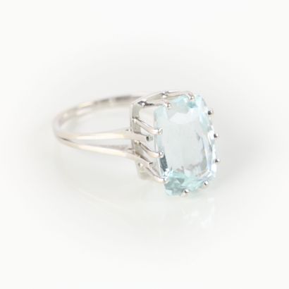 White gold ring set with a cushion aquamarine...