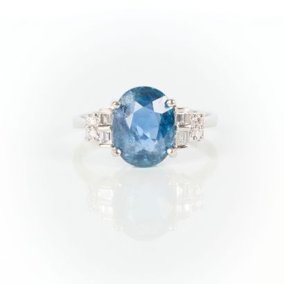 White gold ring (750‰) set with an oval sapphire...