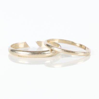 2 white gold wedding rings, engraved. TDD...