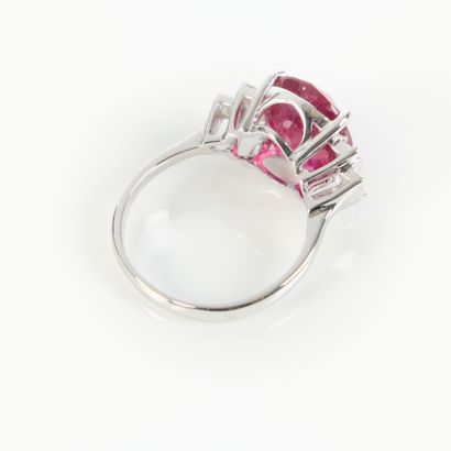 White gold ring (750‰), set with an oval-cut...
