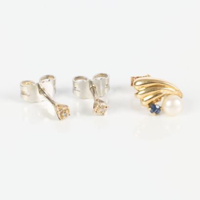 Gold lot (750‰) - 1.44 g gross: 
- a pair...