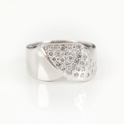 Contemporary white gold crossover ring set...