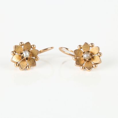 Pair of pink gold (750‰) flower earrings,...