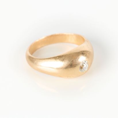 English-style gold band set with an old-cut...