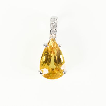 White gold pendant (750‰), set with a pear-cut...