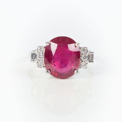 White gold ring (750‰), set with an oval-cut...