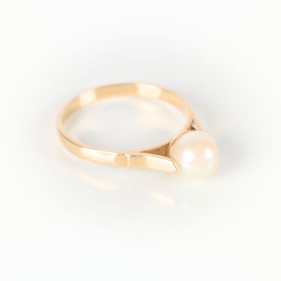 Gold ring set with a cultured pearl (acc.)....