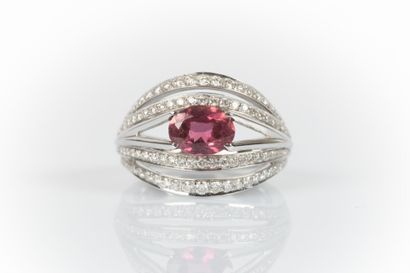 White gold ring set with an oval-cut pink...