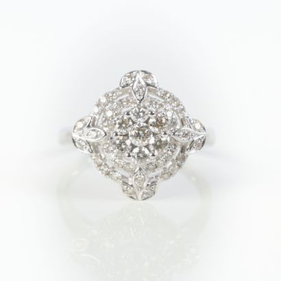 White gold ring (750‰), set with a round...