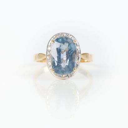 Two-tone gold ring (750‰), set with an oval-cut...
