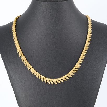 Articulated gold necklace with falling amati...
