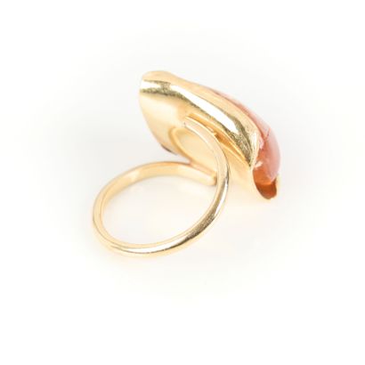Important contemporary ring in polished gold...