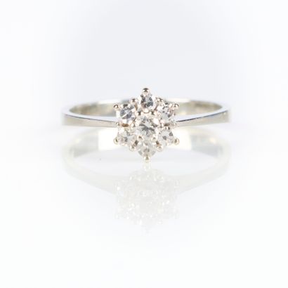 White gold (750‰) daisy ring, set with a...