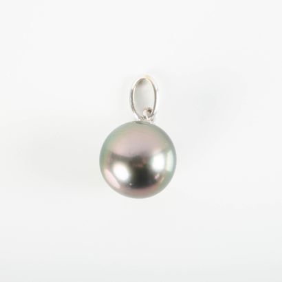 White gold pendant set with a gray cultured...