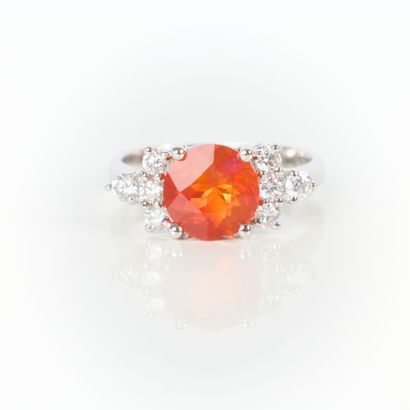 White gold ring (750‰) set with a round fire...