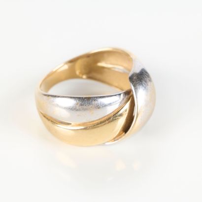 Three-tone gold ring. TDD 56-57. 6,94 g....