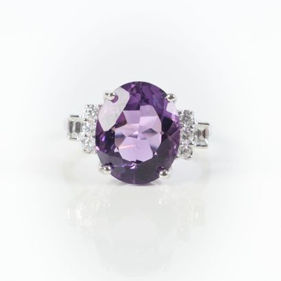 White gold ring (750‰), set with an oval-cut...