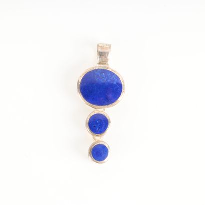 Silver pendant holding 3 falling lapis lazulis,...